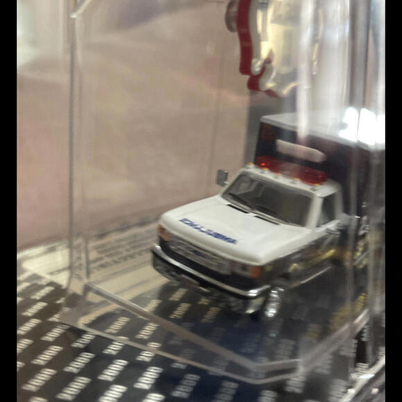 Code 3  - 1/64 ~ Millennium Series Ford F-350 Ambulance 21 (12214) - MIB - Picture 4 of 9